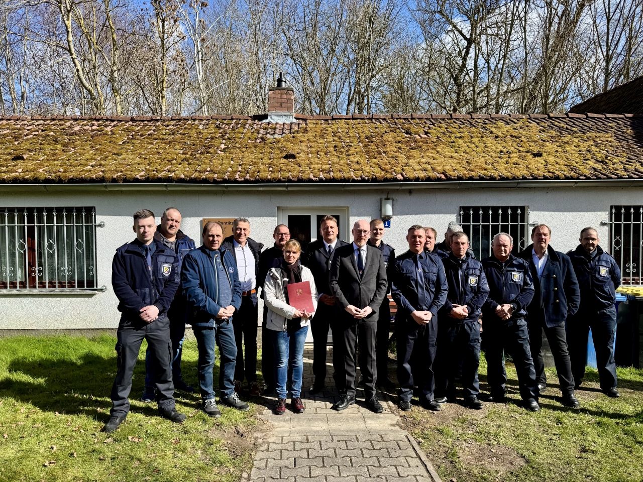 Minister Pegel übergibt der Bürgermeisterin und Mitgliedern der FFW die Ankündigung zur Aufnahme in das Musterfeuerwehrhaus-Programm des Landes Gruppenfoto FFW mit Bürgermeisterin Pantlitz bei der Ankündigung Förderung